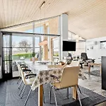 4 Bedroom Lovely In Ferienhaus Fåborg