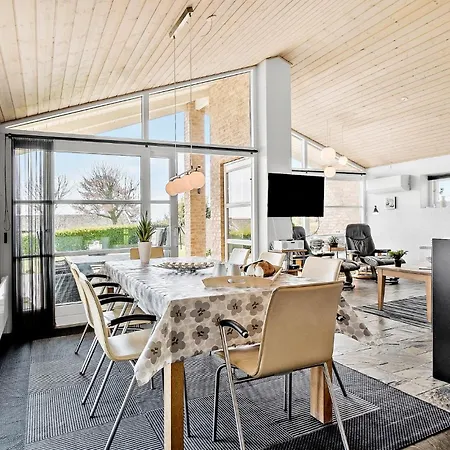 4 Bedroom Lovely In Hébergement de vacances Fåborg
